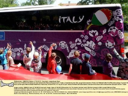 Wieliczka 27 06 2012 Empfang für die italienische Nationalmannschaft: Kinder präsentieren eine 50m lange Nationalfahne allexsabba