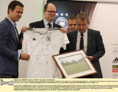 Gdansk 27.06.2012 Oliver Bierhoff - german team director (L), mayor of Gdansk Pawel Adamowicz (C) and Wolfgang Niersbach - president of German National football Asociation take part in the conference  FLUMI270612kon1_06