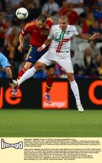 FUSSBALL - EURO 2012, POR vs ESP DONETSK,UKRAINE,27.JUN.12 - FUSSBALL - UEFA Europameisterschaft 2012 in Polen und der Ukraine, Halbfinale, Portugal vs Spanien. Bild zeigt Alvaro Negredo (ESP) und Pepe (POR). 