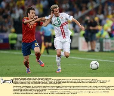 FUSSBALL EUROPAMEISTERSCHAFT 2012 HALBFINALE Portugal - Spanien 27.06.2012 David Silva (li, Spanien) gegen Fabio Coentrao (re, Portugal) 