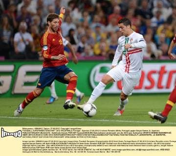 FUSSBALL EUROPAMEISTERSCHAFT 2012 HALBFINALE Portugal - Spanien 27.06.2012 Cristiano Ronaldo (Mitte, Portugal) gegen Sergio Ramos (li, Spanien) 
