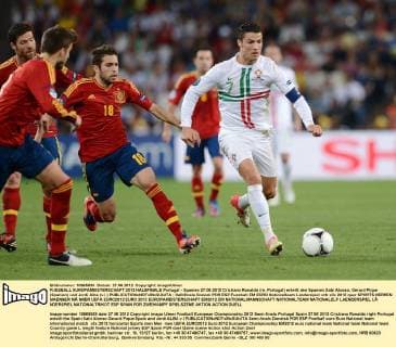 FUSSBALL EUROPAMEISTERSCHAFT 2012 HALBFINALE Portugal - Spanien 27.06.2012 Cristiano Ronaldo (re, Portugal) enteilt den Spanien Xabi Alonso, Gerard Pique (Spanien) und Jordi Alba (v.l.) 