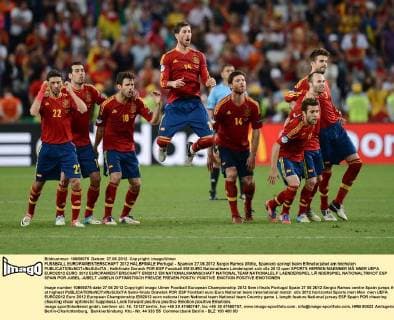 FUSSBALL EUROPAMEISTERSCHAFT 2012 HALBFINALE Portugal - Spanien 27.06.2012 Sergio Ramos (Mitte, Spanien) springt beim Elfmeterjubel am höchsten 