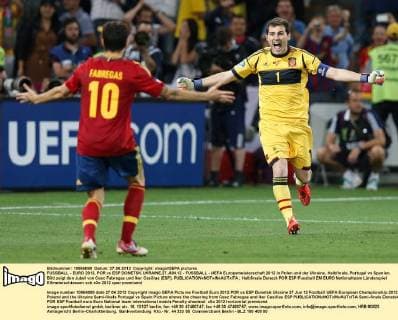 FUSSBALL - EURO 2012, POR vs ESP DONETSK,UKRAINE,27.JUN.12 - FUSSBALL - UEFA Europameisterschaft 2012 in Polen und der Ukraine, Halbfinale, Portugal vs Spanien. Bild zeigt den Jubel von Cesc Fabregas und Iker Casillas (ESP). 
