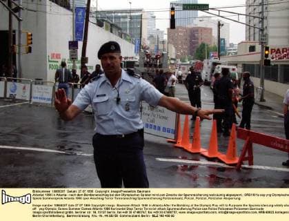 Attentat 1996 in Atlanta - nach dem Bombenanschlag bei den Olympischen Spielen wird zum Zwecke der Spurensicherung weiträumig abgesperrt.