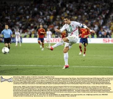 Cristiano RONALDO (POR),Aktion,Einzelaktion,Einzelbild, Freisteller,Ganzkoerperaufnahme,ganze Figur,Schuss. Spiel 29,Halbfinale,Portugal (POR)-Spanien (ESP) am 27.06.2012 in Donetsk. Fussball UEFA EURO 2012 P o l e n U k r a i n e vom 08.06. - 01.07.2012.