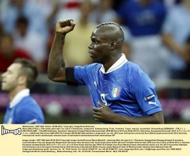 Mario BALOTELLI, ITA9 jubelt nach dem Tor zum 0-1 Emotionen, enttäuscht, Enttäuschung, Frust, frustriert, Trauer ,traurig, verzweifelt, Verzweiflung GERMANY - ITALY ( : ), DEUTSCHLAND - ITALIEN Halbfinale, Semifinal, Deutsche Fussball Nationalmannschaft, DFB EM Euro 2012 am 28.06.2012 in Warschau, Europameisterschaft 2012 in P o l e n, U k r a i n e