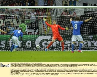 28.06.2012, Fussball Europameisterschaft 2012, Halbfinale, Deutschland - Italien , im Nationalstadion in Warschau (Polen). Mario Balotelli (li, Italien) köpft hier das Tor zum 1:0, Torwart Manuel Neuer (mitte, Deutschland) hat keine Abwehrchance.