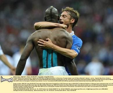 Fußball EURO 2012 Deutschland - Italien am 28.06.2012 im Nationalstadion in Warschau Torjubel Italien zum 0:2 Mario Balotelli ( Italien ), vorne - Claudio Marchisio ( Italien ), hinten