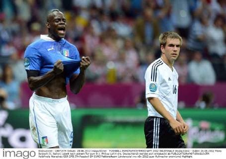 FUSSBALL EUROPAMEISTERSCHAFT 2012 HALBFINALE Deutschland - Italien 28.06.2012 Mario Balotelli (li, Italien) jubelt nach seinem Tor zum 0:1. Philipp Lahm (re, Deutschland) wendet sich enttäuscht ab 