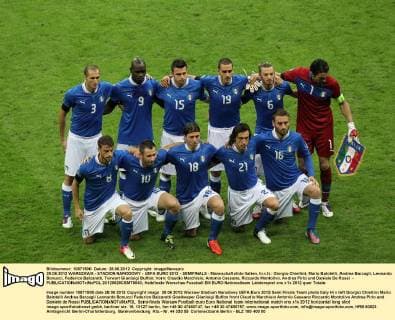 28.06.2012 WARSZAWA - STADION NARODOWY - UEFA EURO 2012 - SEMIFINALS - Mannschaftsfoto Italien, hi.v.li.: Giorgio Chiellini, Mario Balotelli, Andrea Barzagli, Leonardo Bonucci, Federico Balzaretti, Torwart Gianluigi Buffon; Vorn: Claudio Marchisio, Antonio Cassano, Riccardo Montolivo, Andrea Pirlo und Daniele De Rossi -  20120628CSMT8040
