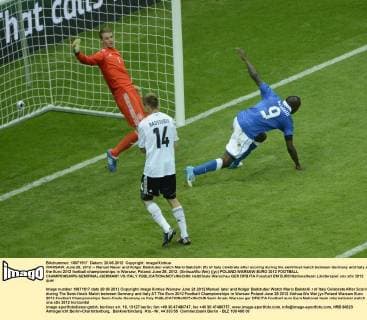 WARSAW, June 28, 2012 -- Manuel Neuer and Holger Badstuber watch Mario Balotelli (R) of Italy celebrate after scoring during the semifinal match between Germany and Italy at the Euro 2012 football championships in Warsaw, Poland, June 28, 2012. (Xinhua Wu Wei) (jyc) POLAND-WARSAW-EURO 2012 FOOTBALL CHAMPIONSHIPS-SEMIFINAL-GERMANY VS ITALY 