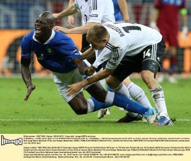 FUSSBALL - EURO 2012, GER vs ITA WARSCHAU,POLEN,28.JUN.12 - FUSSBALL - UEFA Europameisterschaft 2012 in Polen und der Ukraine, Halbfinale, Deutschland vs Italien. Bild zeigt Mario Balotelli (ITA) und Holger Badstuber (GER). 