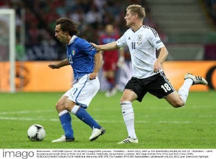 FUSSBALL - EURO 2012, GER vs ITA WARSCHAU,POLEN,28.JUN.12 - FUSSBALL - UEFA Europameisterschaft 2012 in Polen und der Ukraine, Halbfinale, Deutschland vs Italien. Bild zeigt Andrea Pirlo (ITA) und Toni Kroos (GER). 