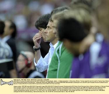 28.06.2012, Fussball Europameisterschaft 2012, Halbfinale, Deutschland - Italien , im Nationalstadion in Warschau (Polen). Trainer Joachim Löw (li) und Co-Trainer Hans Dieter Flick (beide Deutschland) nachdenklich.