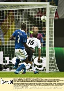 Warschau, 28.06.2012 Tor zum 2:0 durch Mario Balotelli (Italien) gegen Philipp Lahm (Deutschland) Deutschland - Italien