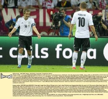 Philipp LAHM l. und Lukas PODOLSKI (GER) enttäuscht nach dem Tor zum 0:2, Diskussion, Halbfinale, Spiel 30, Deutschland (GER) - Italien (ITA), am 28.06.2012 in W A R S C H A U P o l e n Fussball UEFA EURO 2012 P o l e n U k r a i n e vom 08.06. - 01.07.2012.