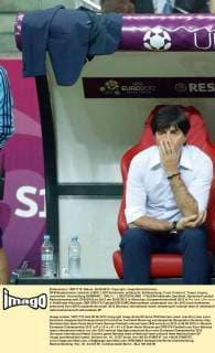 DFB Bundestrainer Joachim LOEW, LÖW Emotionen, enttäuscht, Enttäuschung, Frust, frustriert, Trauer ,traurig, verzweifelt, Verzweiflung GERMANY - ITALY ( : ), DEUTSCHLAND - ITALIEN Halbfinale, Semifinal, Deutsche Fussball Nationalmannschaft, DFB EM Euro 2012 am 28.06.2012 in Warschau, Europameisterschaft 2012 in P o l e n, U k r a i n e