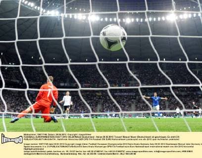 FUSSBALL EUROPAMEISTERSCHAFT 2012 HALBFINALE Deutschland - Italien 28.06.2012 Torwart Manuel Neuer (Deutschland) ist geschlagen. Es steht 2:0 