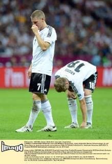 FUSSBALL EUROPAMEISTERSCHAFT 2012 HALBFINALE Deutschland - Italien 28.06.2012 Bastian Schweinsteiger (li) und Marco Reus (re, beide Deutschland) sind enttäuscht 