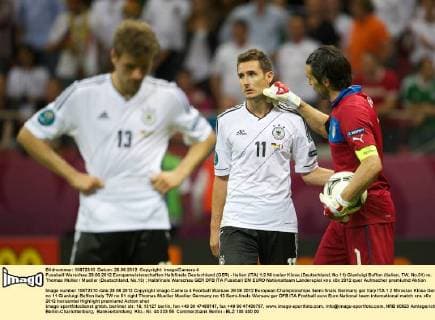 Fussball Warschau 28.06.2012 Europameisterschaften Halbfinale Deutschland (GER) - Italien (ITA) 1:2 Miroslav Klose (Deutschland, No.11) Gianluigi Buffon (Italien, TW, No.01) re. Thomas Müller Mueller (Deutschland, No.13)