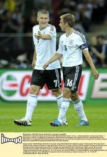 28.06.2012, Fussball Europameisterschaft 2012, Halbfinale, Deutschland - Italien , im Nationalstadion in Warschau (Polen). v.. Nach dem 0:1 keifen sich Bastian Schweinsteiger (Deutschland) und Philipp Lahm (Deutschland) an