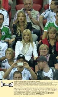 28.06.2012, Fussball Europameisterschaft 2012, Halbfinale, , im Nationalstadion in Warschau. Sarah Brandner, freundin von Bastian Schweinsteiger und Lena Gercke, Freundin von Sami Khedira (GER) auf der Ehrentribüne.