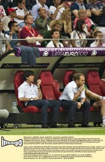 Warschau, 28.06.2012 Trainer Joachim Löw (Deutschland) und Assistenz-Trainer Hans-Dieter Flick (Deutschland) enttäuscht Deutschland - Italien