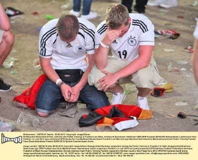Enttäuschte Deutschland Fans während des Public Viewing in Frankfurt am Main