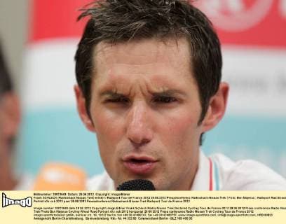 Frank SCHLECK (Radioshack Nissan Trek) erklärt Radsport Tour de France 2012 28.06.2012 Pressekonferenz Radioshack-Nissan Trek Foto: Ben Majerus