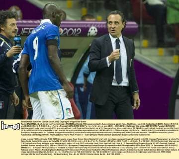Mario BALOTELLI (2.v.li.) wird von Trainer Cesare PRANDELLI (beide ITA) ausgewechselt, Auswechslung, ganze Figur, Halbfinale, Spiel 30, Deutschland (GER) - Italien (ITA) 1:2, am 28.06.2012 in W A R S C H A U P o l e n Fussball UEFA EURO 2012 P o l e n U k r a i n e vom 08.06. - 01.07.2012.