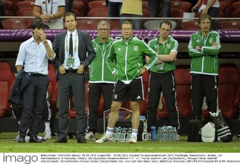28.06.2012, Fussball Europameisterschaft 2012, Halbfinale, Deutschland - Italien , im Nationalstadion in Warschau (Polen). Die deutschen Verantwortlichen !!!!!. v.l. Trainer Joachim Löw (Deutschland), Manager Oliver Bierhoff (Deutschland), Torwarttrainer Andreas Köpke (Deutschland) usw. sind nach dem Spiel ratlos.