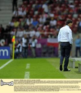 28.06.2012, Fussball Europameisterschaft 2012, Halbfinale, Deutschland - Italien , im Nationalstadion in Warschau (Polen). Trainer Joachim Löw (Deutschland) wendet sich ab.