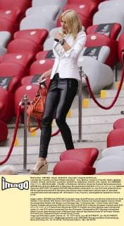Lena Gercke, Freundin von Sami Khedira Ganzfigur , Frau, Ehefrau, Partnerin, Freundin, Gattin, Geliebte, verlobte, verliebt, verheiratet, zusammen, spielerfrau, begleitung, weiblich, wife, woman, love GERMANY - ITALY (1 :2 ), DEUTSCHLAND - ITALIEN 1-2 Halbfinale, Semifinal, Deutsche Fussball Nationalmannschaft, DFB EM Euro 2012 am 28.06.2012 in Warschau, Europameisterschaft 2012 in P o l e n, U k r a i n e