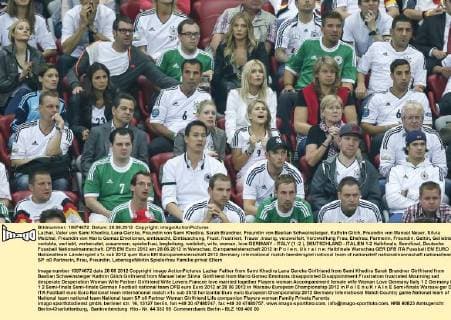 Lazhar, Vater von Sami Khedira, Lena Gercke, Freundin von Sami Khedira, Sarah Brandner, Freundin von Bastian Schweinsteiger, Kathrin Gilch, Freundin von Manuel Neuer, Silvia Meichel, Freundin von Mario Gomez Emotionen, enttäuscht, Enttäuschung, Frust, frustriert, Trauer ,traurig, verzweifelt, Verzweiflung Frau, Ehefrau, Partnerin, Freundin, Gattin, Geliebte, verlobte, verliebt, verheiratet, zusammen, spielerfrau, begleitung, weiblich, wife, woman, love GERMANY - ITALY (1 :2 ), DEUTSCHLAND - ITALIEN 1-2 Halbfinale, Semifinal, Deutsche Fussball Nationalmannschaft, DFB EM Euro 2012 am 28.06.2012 in Warschau, Europameisterschaft 2012 in P o l e n, U k r a i n e