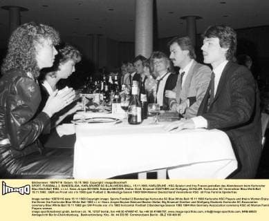 SPORT, FUSSBALL 2. BUNDESLIGA, KARLSRUHER SC BLAU-WEISS-BALL, 15.11.1983, KARLSRUHE - KSC-Spieler und ihre Frauen genießen das Abendessen beim Karlsruher Blau-Weiß-Ball 1983. v.r.n.l. Hans-Jürgen BOYSEN, Edmund BECKER, Stefan Groß, Emanuel GÜNTHER und Wolfgang SCHÜLER. Karlsruher SC Vereinsfeier Blau-Weiß-Ball 15.11.1983