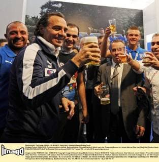 Krakau (Polen) 29 06 2012 - Pressekonferenz Italien: Nationaltrainer Cesare Prandelli feiert nach der Pressekonferenz mit einem kleinen Bier den Sieg über Deutschland.. 