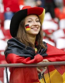 Junge Frau mit Bemalung im Gesicht, Gesichtsbemalung, Schminke , Fans, Fussballfans, supporters, spectators, Zuschauer , Portrait, Porträt, lacht, lächelt, lachend, smile, froh, happy Halbfinale, Semifinal, Deutsche Fussball Nationalmannschaft, DFB EM Euro 2012 am 28.06.2012 in Warschau, Europameisterschaft 2012