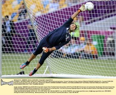 FUSSBALL INTERNATIONAL EURO 2012 FINALE 30.06.2012 Abschlusstraining Italien; Torwart Salvatore Sirigu (Italien) 
