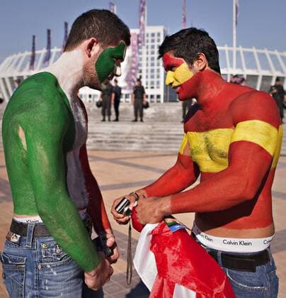 Kiew, 01.07.2012 Spanischer und italienischer Fan posen vor dem Spiel Spanien - Italien