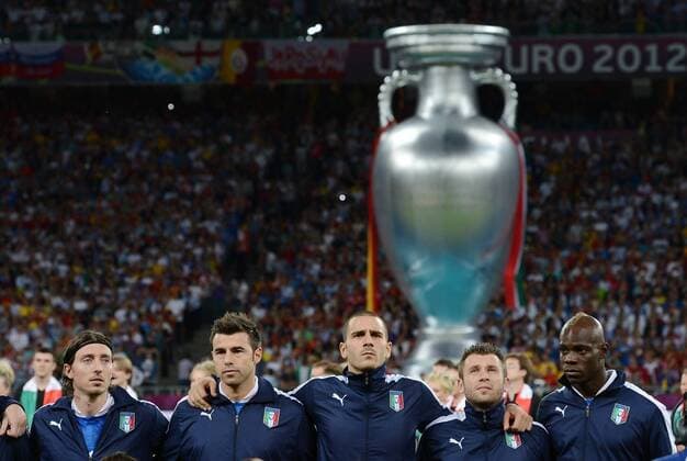 FUSSBALL EUROPAMEISTERSCHAFT 2012 FINALE Spanien - Italien 01.07.2012 Hinter der Mannschaft von Italien wurde ein überdimensionierter EM Pokal positioniert 