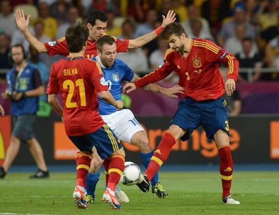 Antonio Casanno (C) of Italy vies with Gerard Pique (R) of Spain during the final match between Italy and Spain at the Euro 2012 football championships in Kiev, Ukraine, July 1, 2012. (Xinhua Li Jundong) (jyc) UKRAINE-KIEV-EURO 2012 FOOTBALL CHAMPIONSHIPS-FINAL 