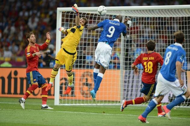 Mario Balotelli (C) of Italy heads the ball against Spain s goalkeeper Iker Casillas during the final match between Italy and Spain at the Euro 2012 football championships in Kiev, Ukraine, July 1, 2012. (Xinhua Li Jundong) (jyc) UKRAINE-KIEV-EURO 2012 FOOTBALL CHAMPIONSHIPS-FINAL 