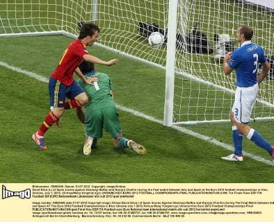 David Silva (L) of Spain scores against Gianluigi Buffon and Giorgio Chiellini during the final match between Italy and Spain at the Euro 2012 football championships in Kiev, Ukraine, July 1, 2012. (Xinhua Meng Yongmin) (jyc) UKRAINE-KIEV-EURO 2012 FOOTBALL CHAMPIONSHIPS-FINAL 