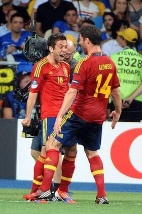 Fußball EURO 2012 Spanien - Italien am 01.07.2012 im Olympia-Stadion in Kiew Torjubel Spanien zum 2:0 durch Jordi Alba ( Spanien ), links - Xabi Alonso ( Spanien ), rechts