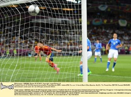 Fussball Kiew 01.07.2012 Europameisterschaften Finale Spanien (ESP) - Italien (ITA) Tor zum 1:0 durch David Silva (Spanien, No.21)