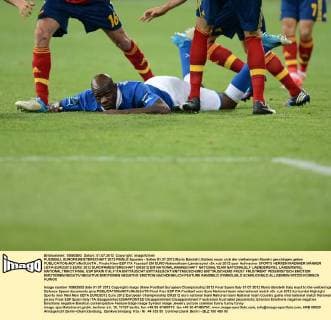 FUSSBALL EUROPAMEISTERSCHAFT 2012 FINALE Spanien - Italien 01.07.2012 Mario Balotelli (Italien) muss sich der vielbeinigen Abwehr geschlagen geben 
