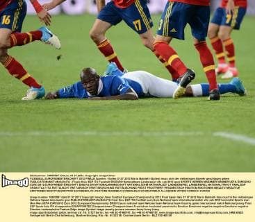 FUSSBALL EUROPAMEISTERSCHAFT 2012 FINALE Spanien - Italien 01.07.2012 Mario Balotelli (Italien) muss sich der vielbeinigen Abwehr geschlagen geben 