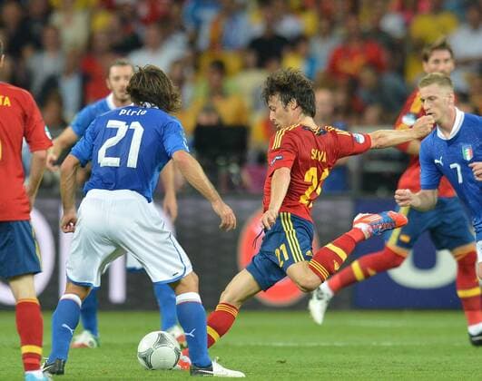 David Silva (R) of Spain shoots the ball during final match between Italy and Spain at the Euro 2012 football championships in Kiev, Ukraine, July 1, 2012. (Xinhua Li Yong) (jyc) UKRAINE-KIEV-EURO 2012 FOOTBALL CHAMPIONSHIPS-FINAL 