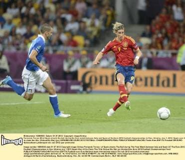 Fernando Torres (R) of Spain shoots the ball during the final match between Italy and Spain at the Euro 2012 football championships in Kiev, Ukraine, July 1, 2012. Spain won 4-0 to claim the title. (Xinhua Wu Wei) (jyc) UKRAINE-KIEV-EURO 2012 FOOTBALL CHAMPIONSHIPS-FINAL 